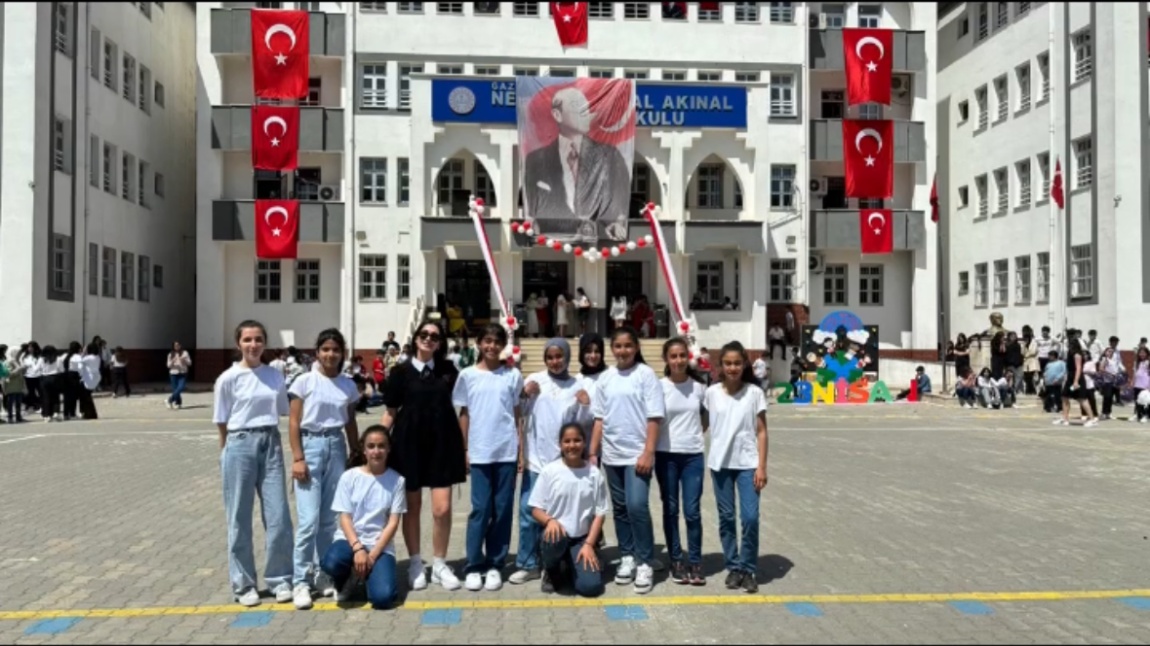 Ebru TÜRKAN öğretmenimiz ve öğrencilerinin 23 Nisan gösterisi